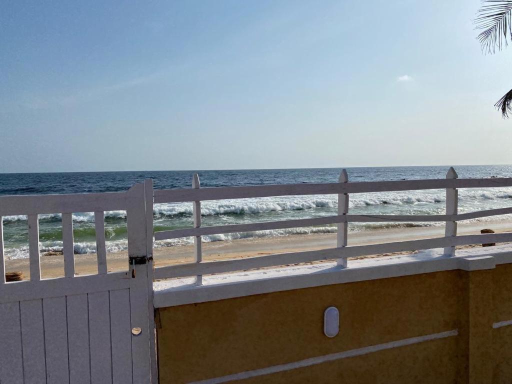 Oceanfront Wavecrest Hotel Леки Екстериор снимка